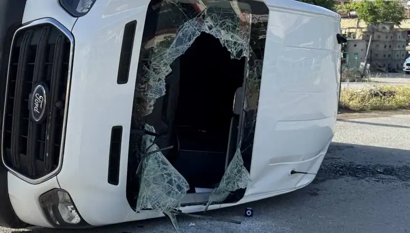 İşçi Servisi ile Otomobil Çarpıştı: Olayda 12 Kişi Yaralandı!