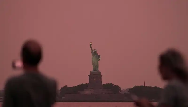 Kanada Yangınlarının Dumanı New York'u Etkisi Altına Aldı: Nedenleri ve Sonuçları