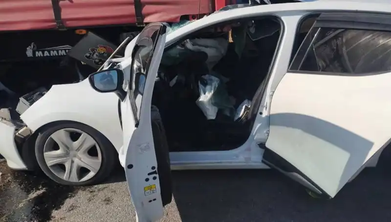 Sivas'ta Otomobilin TIR'a Çarpması Sonrası Girişimci Hayatını Kaybetti