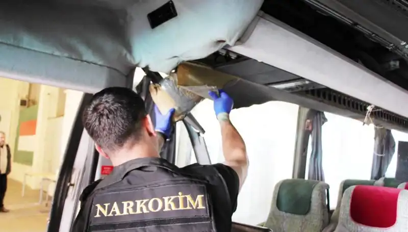 Sınırdan Geçen Otobüste 77 Kilo Uyuşturucu Yakalandı: Operasyon Detayları