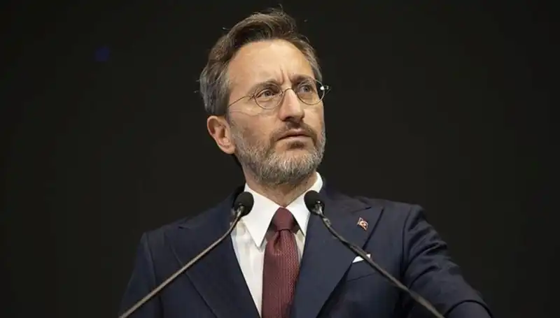 Fahrettin Altun'dan Özgür Özel'e Sert Yanıt: Siyasi İletişim Mi, Yoksa Popülizm Mi?