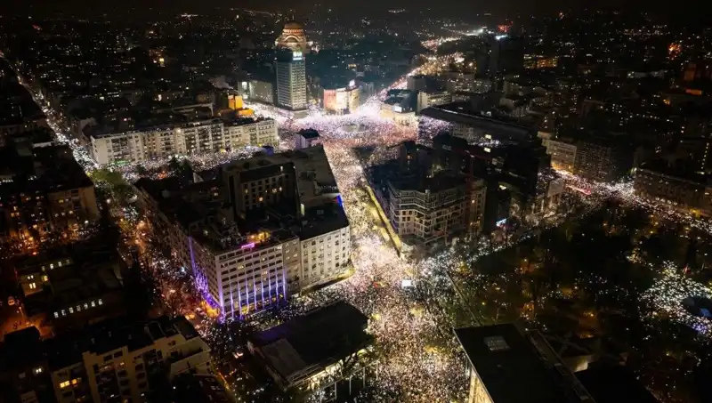 Sırbistan'da Öğrenci İsyanı: Belgrad Sokakları Kalabalıklarla Dolduruldu