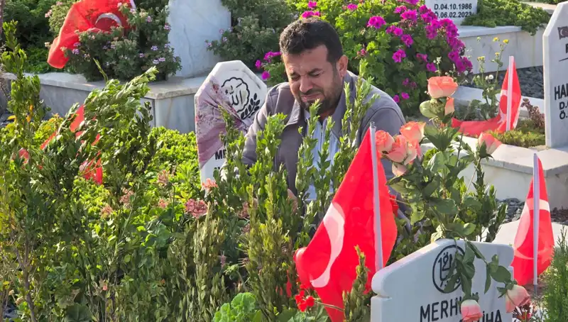 Deprem Şehitliğinde Bayram Coşkusu ve Hüzün Bir Arada
