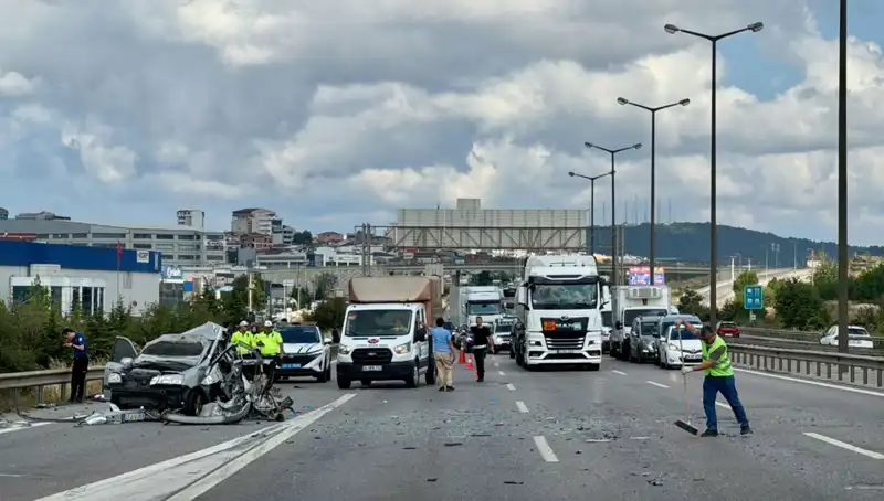 Otoyolda Trafiği Felç Eden Kaza: Üç Kişi Sıkıştı, Kurtarma Ekipleri Seferber Oldu