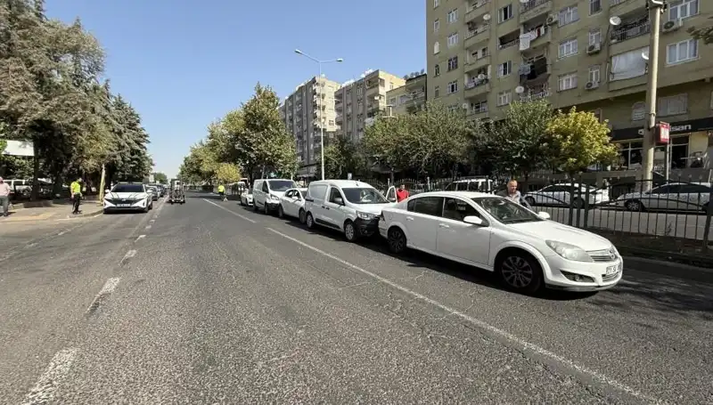 Diyarbakır'da Korkutan Trafik Kazası: 5 Araç Birbiriyle Çarpıştı