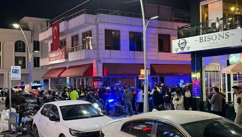 Kafe Sahibi Engel Olmaya Çalışırken Havaya Ateş Açan Adamı Bıçakladı