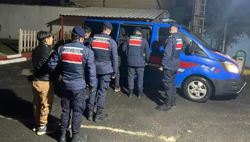 Edirne'de Düzensiz Göçmen Yakalama Operasyonu: 17 Kişi Ele Geçirildi