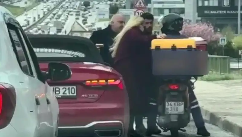D-100 Karayolu'nda Silahlı Tartışma: Motokuryeye Düşündüren Saldırı