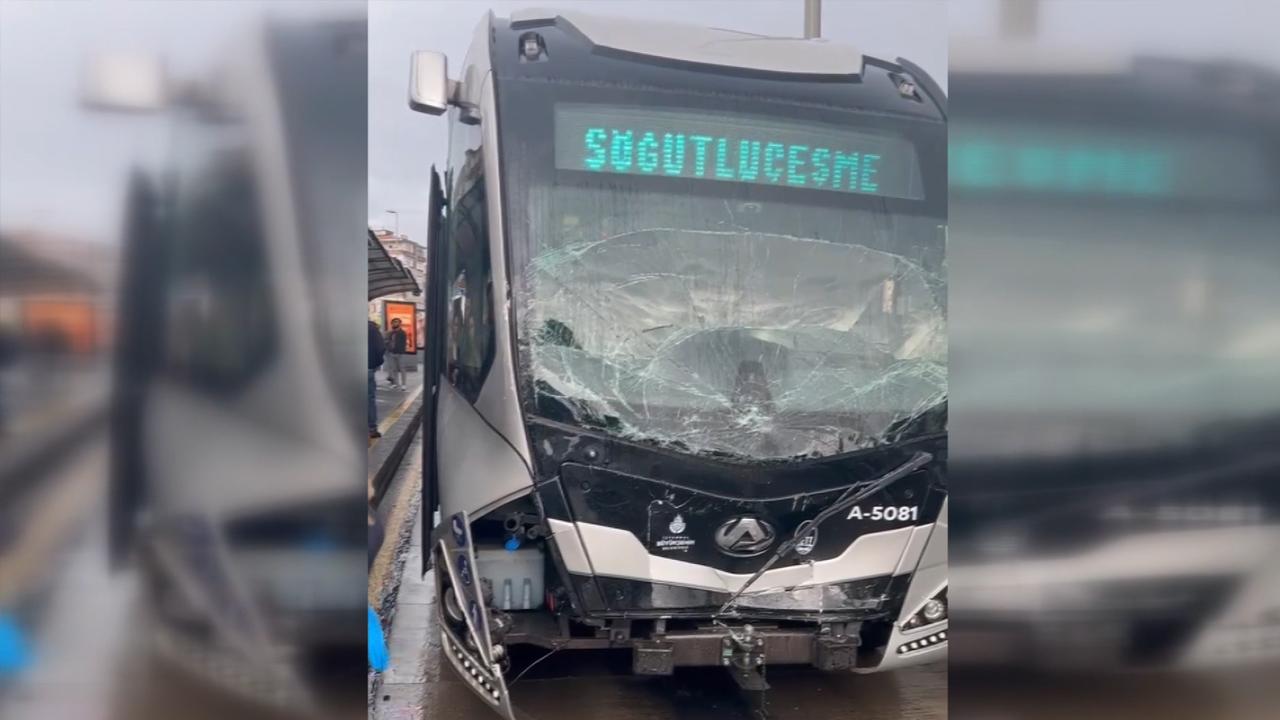 Avcılar'da İki Metrobüs Çarpıştı: Yolcular Yaralandı