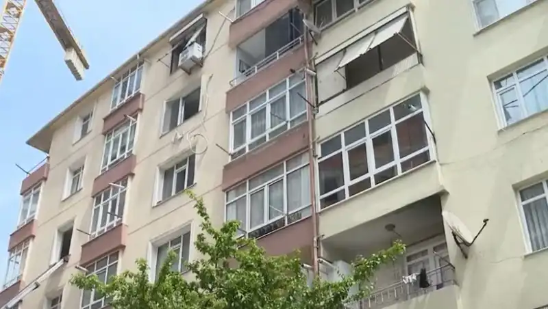 İstanbul'da Kolonları Patlayan 96 Dairelik Site Tahliye Edildi: Neler Oluyor?