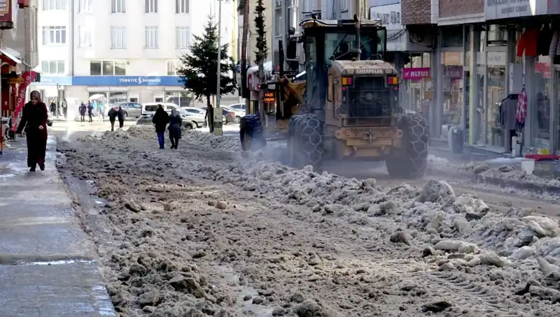 Sarıkamış’ta Kar ve Buz Temizleme Çalışmaları Hız Kazandı