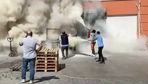 AVM Depolarında Meydana Gelen Yangın, Alışveriş Merkezi Sakinlerini Panikleten Anlar Yaşattı