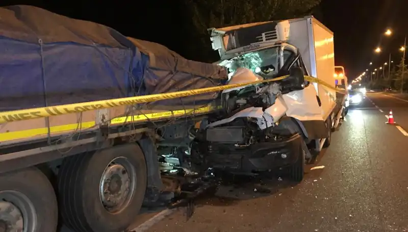 Park Halindeki Tıra Arkadan Çarpan Kamyonetteki Kaza: 1 Ölü, 1 Yaralı