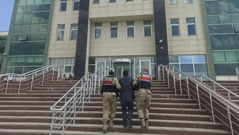 Hapis Cezasıyla Aranan Şahıs, Saklandığı Yerde Çarpıcı Şekilde Yakalandı!
