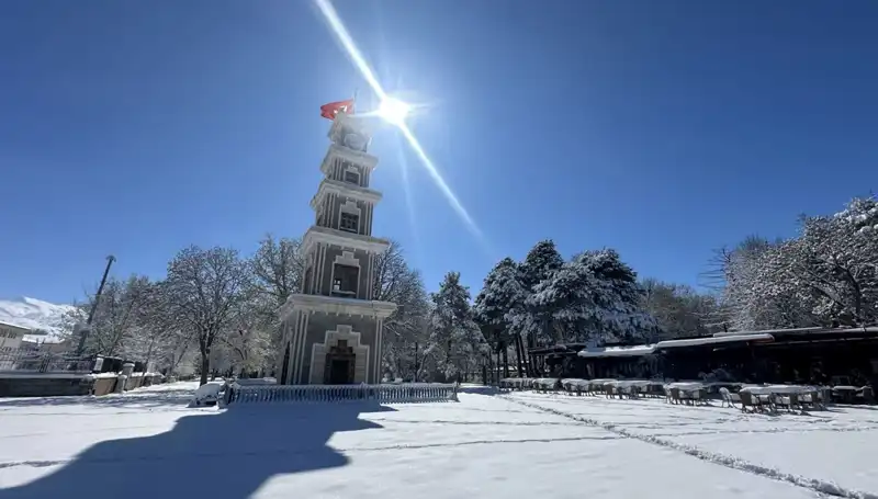 Erzincan'da Nisan Ayında Beklenmedik Kar Yağışı Hayatı Olumsuz Etkiledi