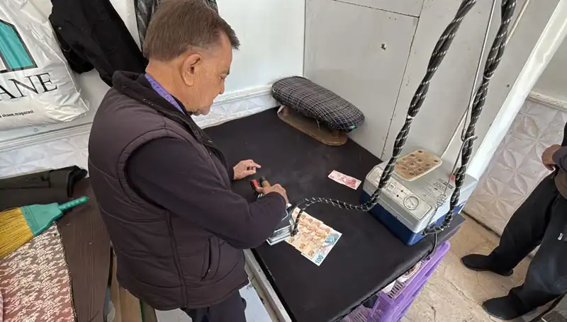 47 Yıllık Terzi Ahmet’in Para Ütüleme Geleneği Ortalığı Salladı!