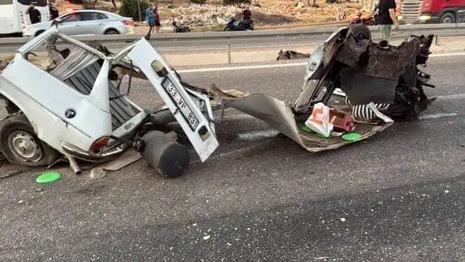 Bariyere Çarpan Araç Hurda Yığınına Dönüştü: Korkunç Kaza Sonuçları