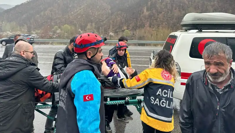 İstinat Duvarına Çarpan Araçta 5 Yaralı: Olay Anı ve Detayları