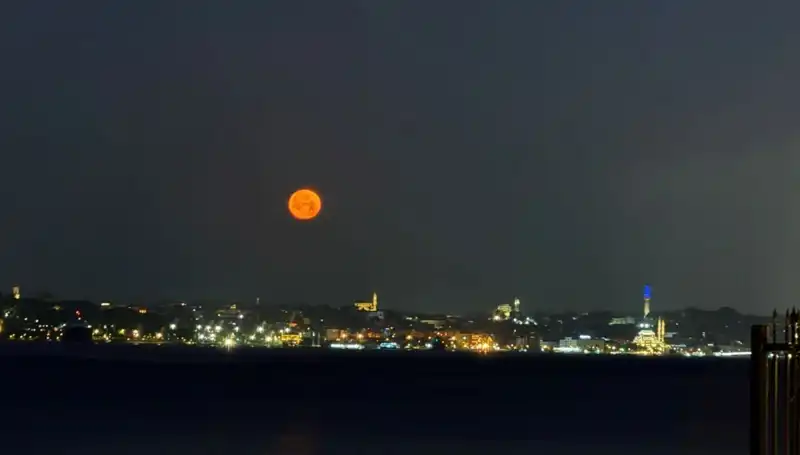 İstanbul'da Çilek Dolunayı: Eşsiz Manzaralar ve Tabloluk Görüntüler