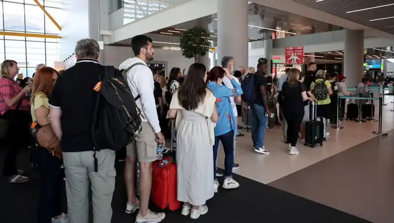 İstanbul Havalimanı'nda Bayram Yoğunluğu: 1.642 Uçuş Bekleniyor!