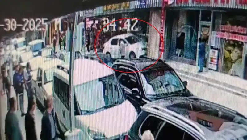Alkollü Sürücü Mağazaya Daldı: İki Çocuk Son Anda Kurtuldu