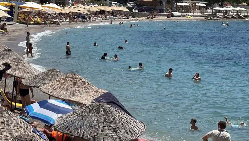 Sıcak Havalar Türkiye'yi Vurdu: Sahillerde Buluşma Noktası Oldu