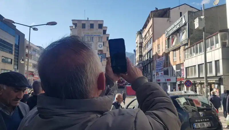 Çatıya Çıkan Kişiyi Görüntülemek İçin Yarışan Komşuların Eğlenceli Anları
