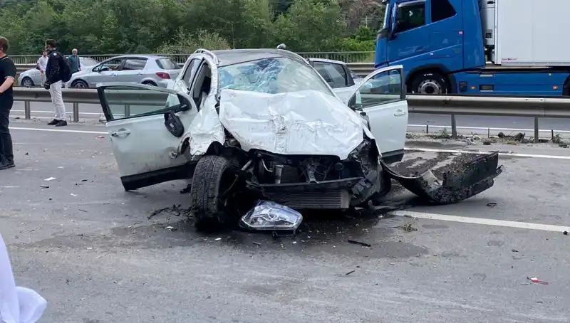 Beton Kanala Çarpan Araçta Feci Kaza: 3 Yaralı