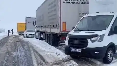 Kars-Ardahan Karayolunda Yoğun Kar Yağışı, TIR'lar Yolda Kaldı!