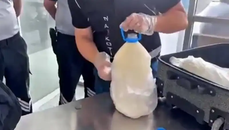 Yurtdışından Gelen Yolcunun Süt Şişesinde 12 Kilo 800 Gram Uyuşturucu Ele Geçirildi