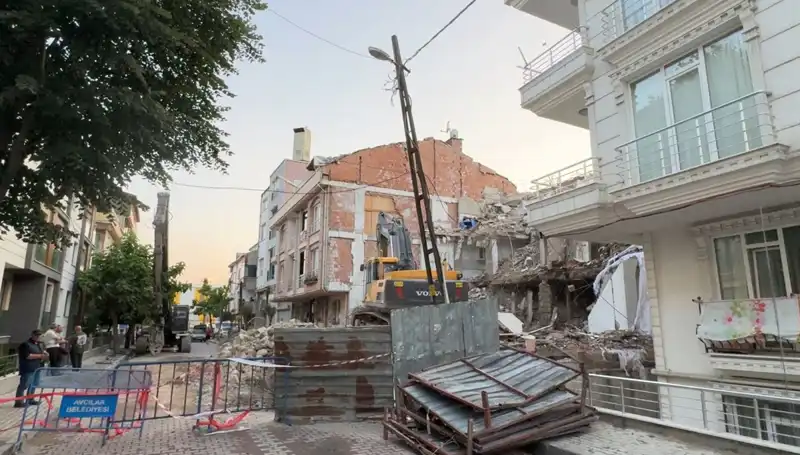 Yıkım Sürecindeki Binadan Düşen Elektrik Kabloları İki Sokak Altında Karanlık Bıraktı