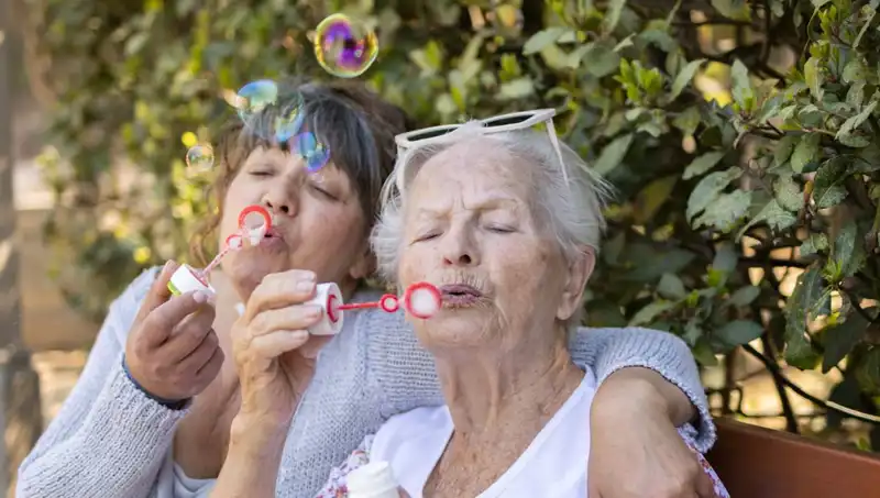 100 Yaşında İki Kadından Uzun Yaşamın Şaşırtıcı Sırları