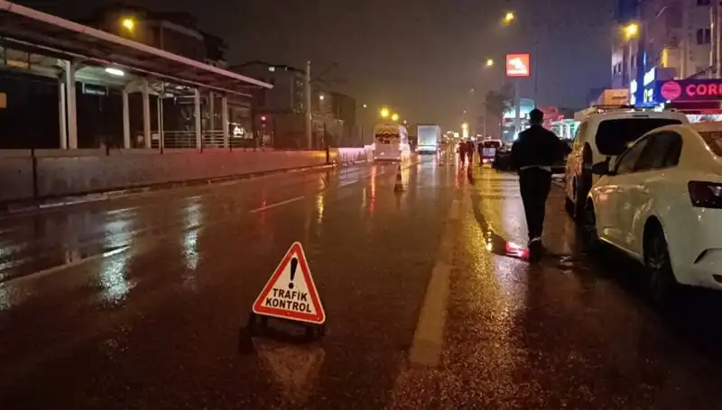 Bursa'da Kaza: Polise Kamyonet Çarpınca Tüm Dikkatler Olay Yerine Toplandı