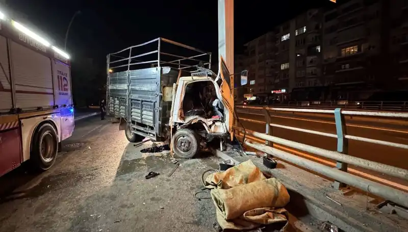 Kamyonetin Yön Tabelasına Çarpması: Sürücü Yaralandı