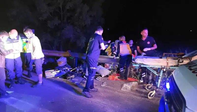 Yolda Feci Kaza! Minibüsten Savrulan Yolcuların Hayati Tehlikesi