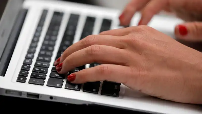 Laptop Mikrofonlarında Gizli Tehlike: Kapalıyken Dinlenme Riski