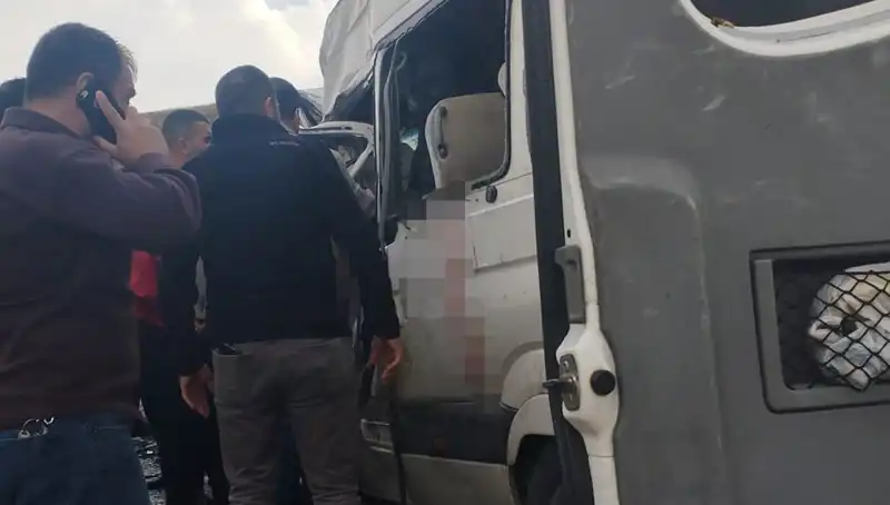 Van'da Minibüs ve Kamyonetin Feci Çarpışması: 6 Kişi Hayatını Kaybetti