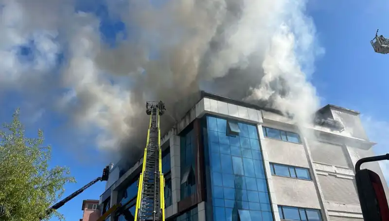 Esenyurt'ta Tekstil Atölyesinde Çıkan Yangın Büyük Korkuya Neden Oldu