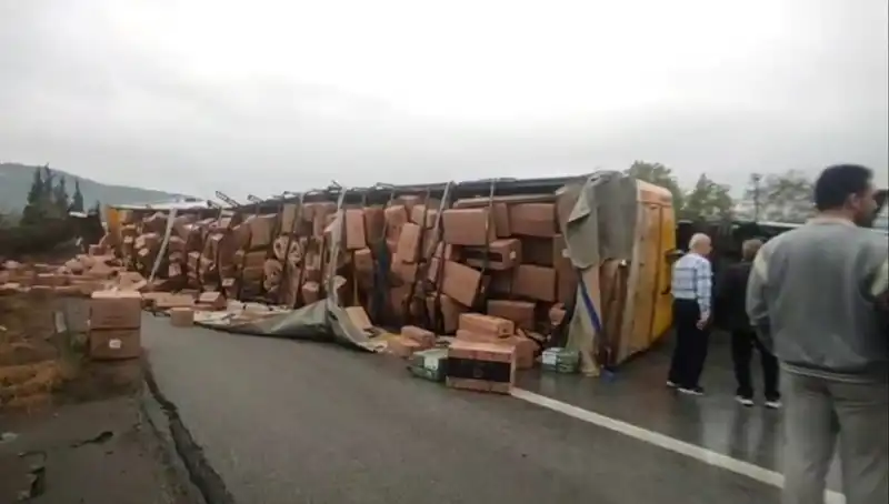 TEM Otoyolu'nda TIR Devrildi: Ani Kaza Trafiği Felç Etti