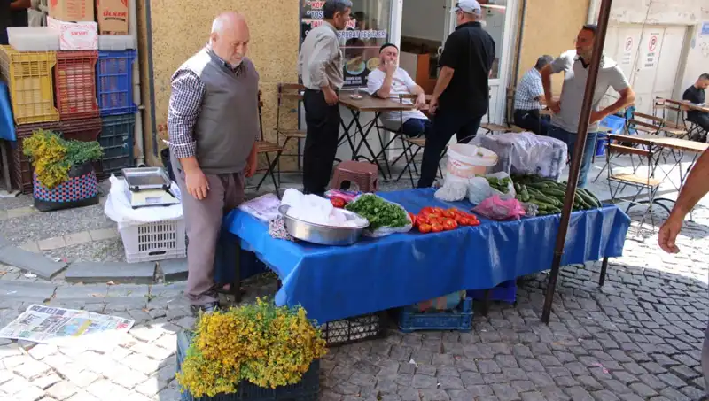 Doğanın Şifası: Dağda Kendiliğinden Yetişen Bitki Pazarda 30 TL'ye Satılıyor