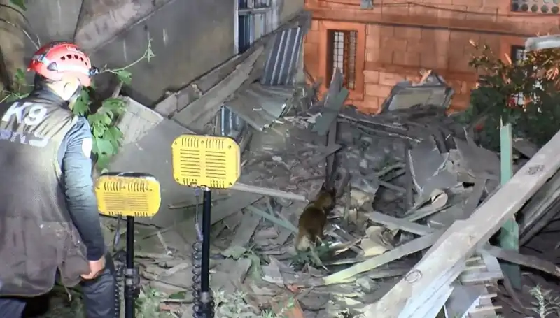 İstanbul'da Şok Edici Görüntüler: Deprem Sonrası Çöken Bina