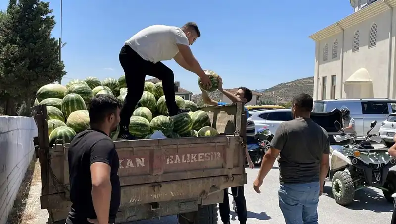 Yerel İş Adamı, Tonlarca Karpuzu Ücretsiz Dağıtarak Topluma Destek Oluyor