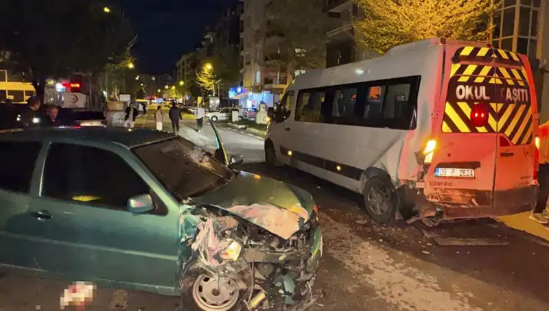 Otomobil Servis Minibüsüne Çarptı, Ortaya Korkunç Manzara Çıktı: 6 Yaralı!