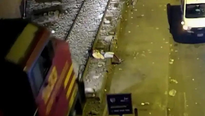 Tren Kazasının Ardından Mucizevi Kurtuluş: Saniyeler İçinde Yürümeyi Başardı