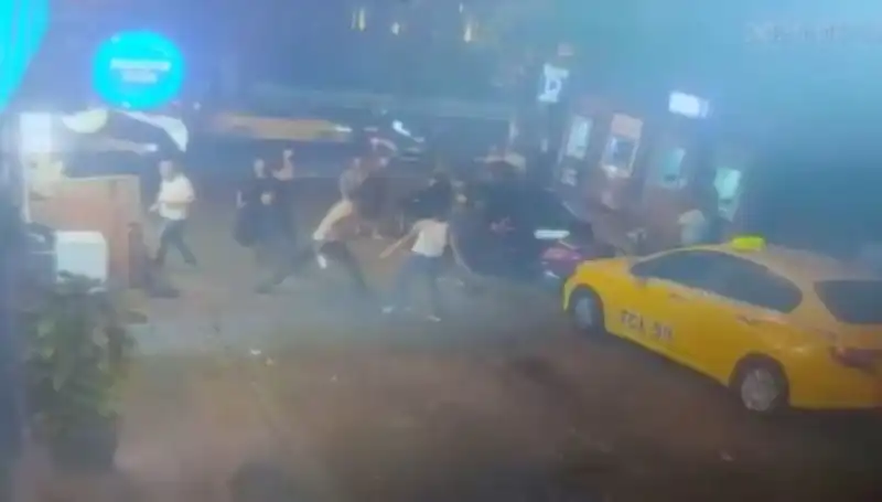 Beyoğlu'nda Laf Atma Kavgası: Sokaklar Kanla Dolu!