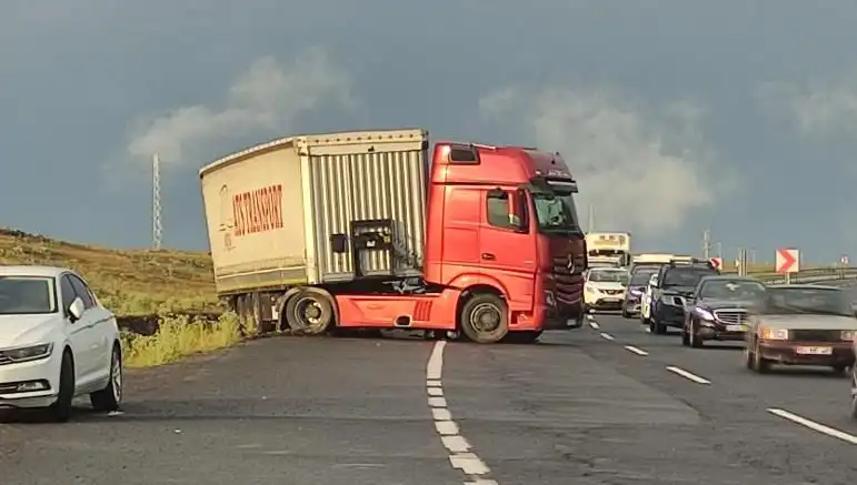 TIR Kaydı Neden Yol Kapandı? Uzun Araç Kuyrukları Tedirgin Ediyor!