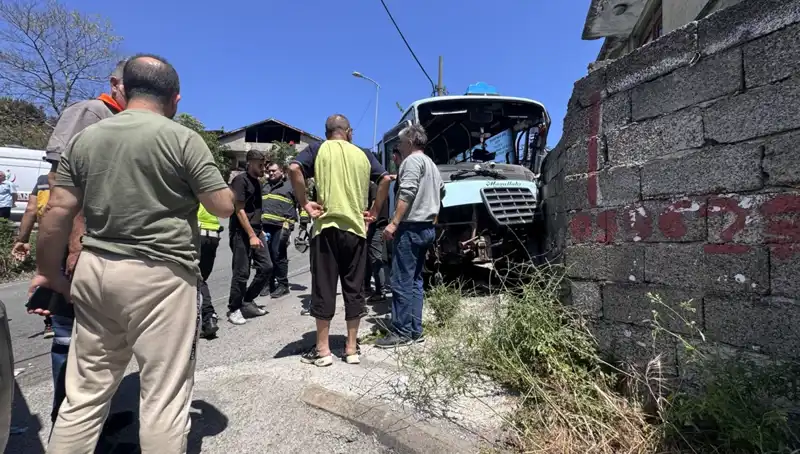 Minibüs Kazasında 14 Yaralının Hayati Tehlikesi Yok!