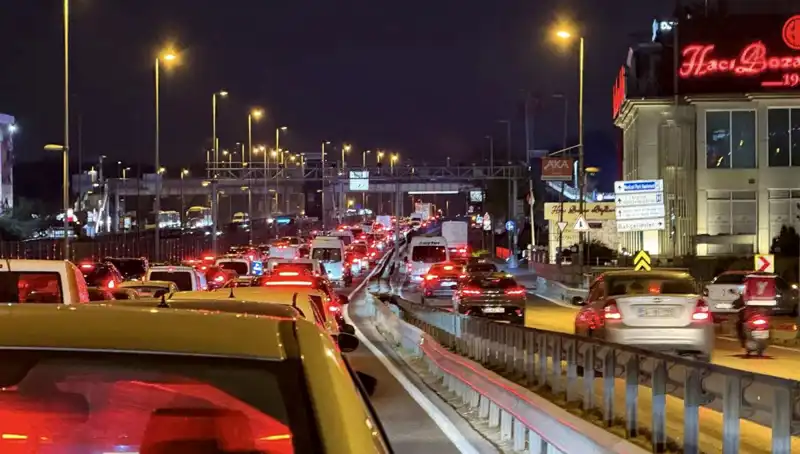 Yenibosna Metrobüs Yaya Üst Geçidi Çalışmaları Başladı: Duyurular ve Ayrıntılar