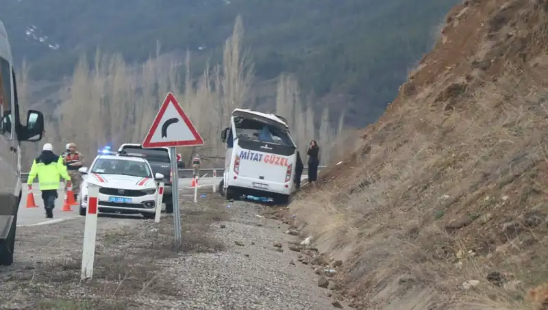 Oltu’da İşçi Servisi Kazası: Çok Sayıda Yaralı ve Panik Hüküm Sürdü