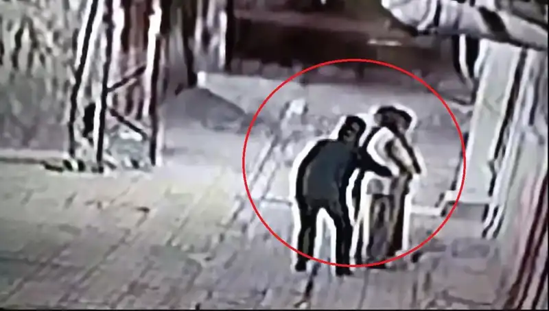 Polis Operasyonu: Pazarcı ve Simitçi Kılığına Giren Ekip Kapkaççılara Sürpriz Yaptı